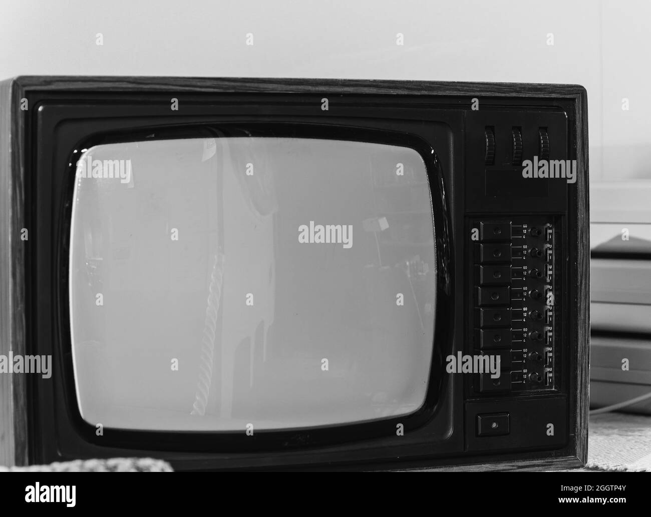 TV retrò in scala di grigi con la parete sullo sfondo Foto Stock