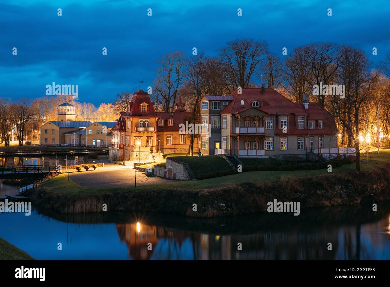 Kuressaare, Estonia. Old Wooden Mansion Ekesparre Boutique Hotel in legno Art Nouveau in serata Blue Hour Night Foto Stock