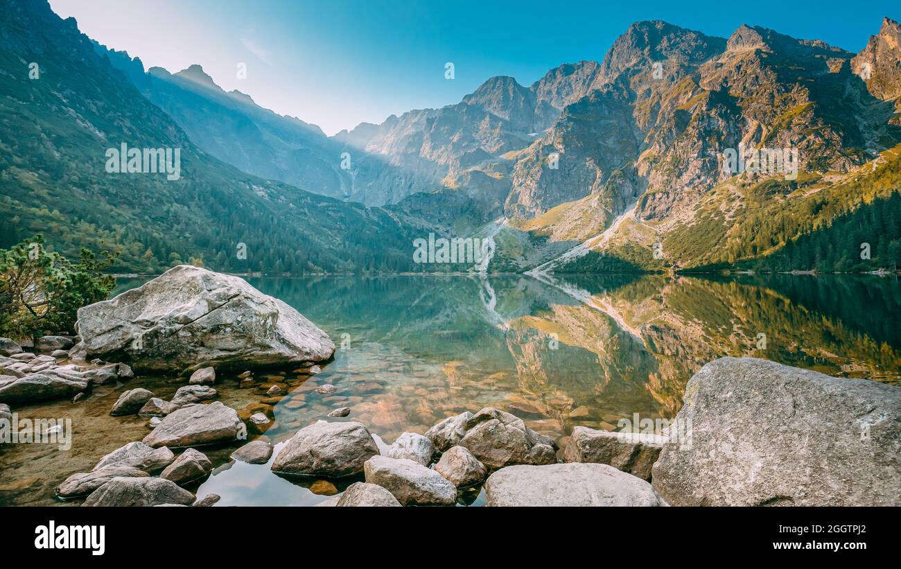 Parco nazionale dei Alti Tatra, Polonia. Piccole Montagne Lago Zabie Oko o Ma e Morskie Oko nella mattina d'estate. Cinque Laghi Valley. Bella vista panoramica. Unione Foto Stock