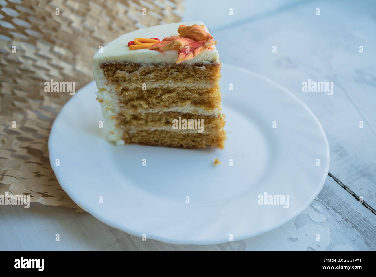 vista ravvicinata di un pezzo di torta decorato con foglie autunnali Foto Stock