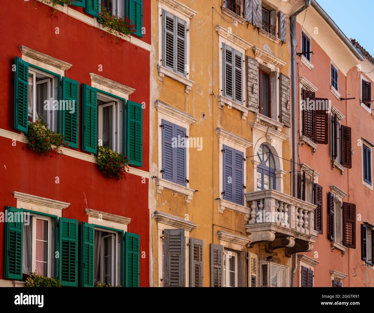 Facciate colorate della casa nella città di Rovigno in Croazia Foto Stock