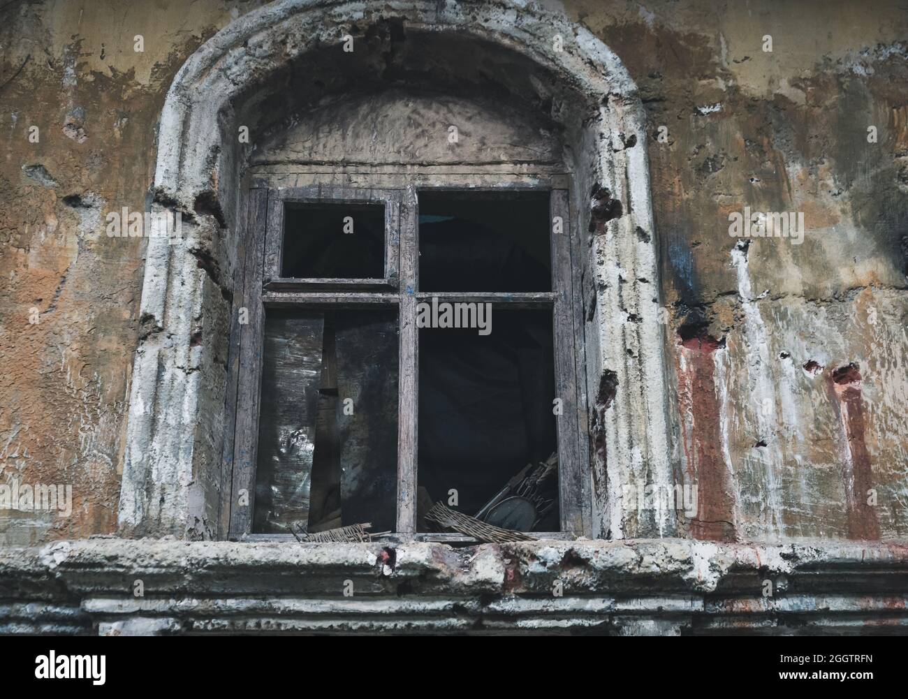 vecchia finestra scura e spaventosa di vista casa abbandonata Foto Stock