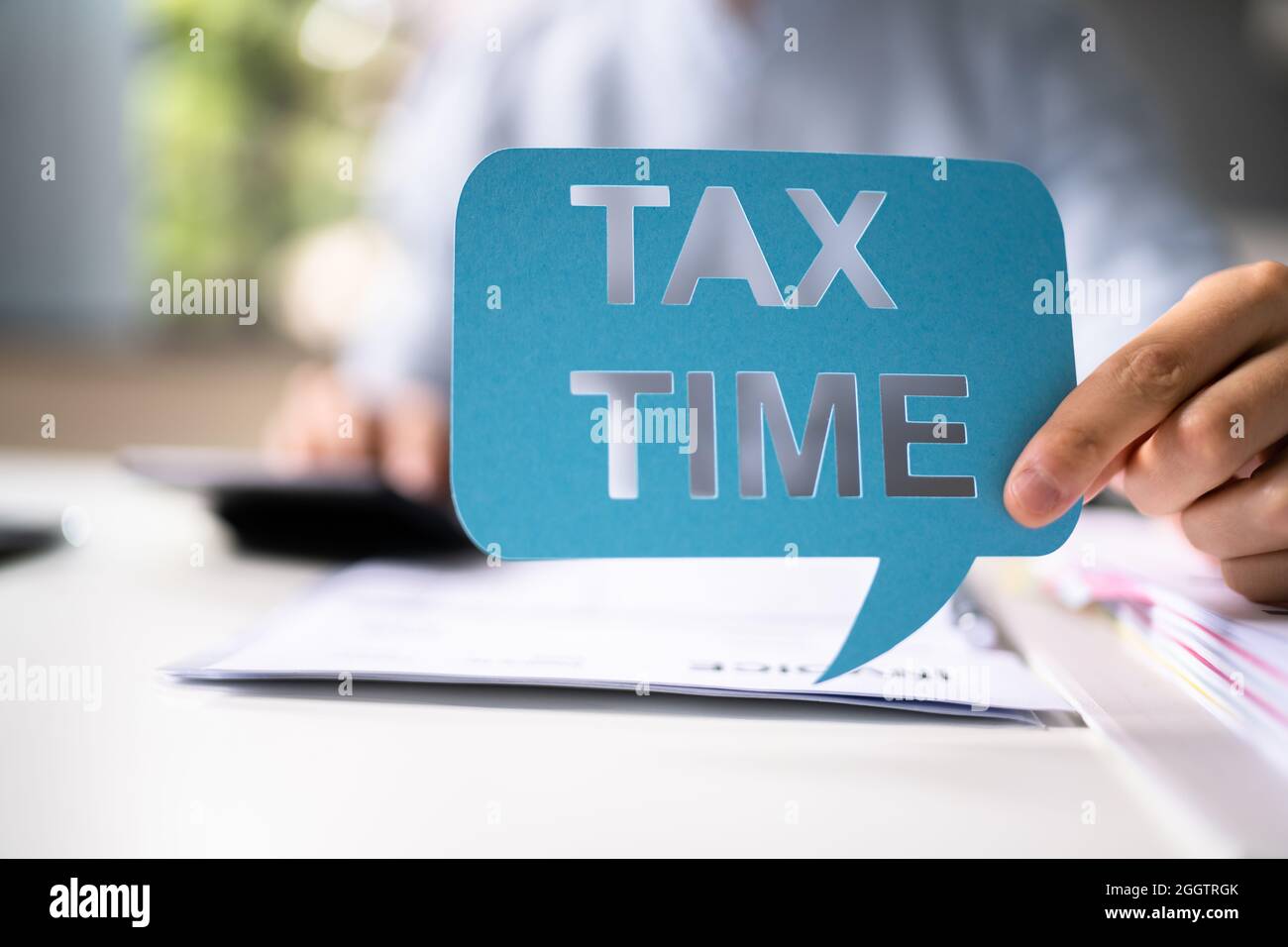 Ora fiscale. Contabile con calcolatore che fa rapporto contabile Foto Stock