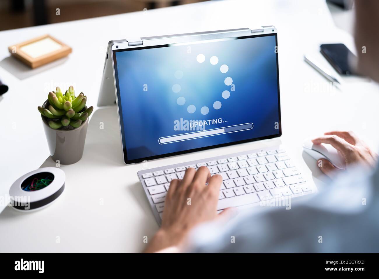 Aggiornamento in linea di Business computer. Avanzamento aggiornamento software Foto Stock
