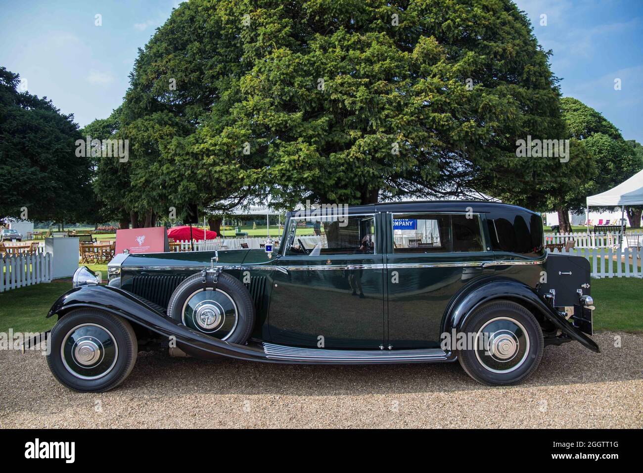 Hampton Court ,UK 3 Settembre -2021 i Concours of Elegance all'Hampton Court Palace riuniscono una selezione di 60 delle auto più raest Da tutto il mondo – molti dei quali non saranno mai stati visti nel Regno Unito prima d’ora Royal Marines ammirando una delle auto da corsa al salone . Paul Quezada-Neiman/Alamy Live News Foto Stock