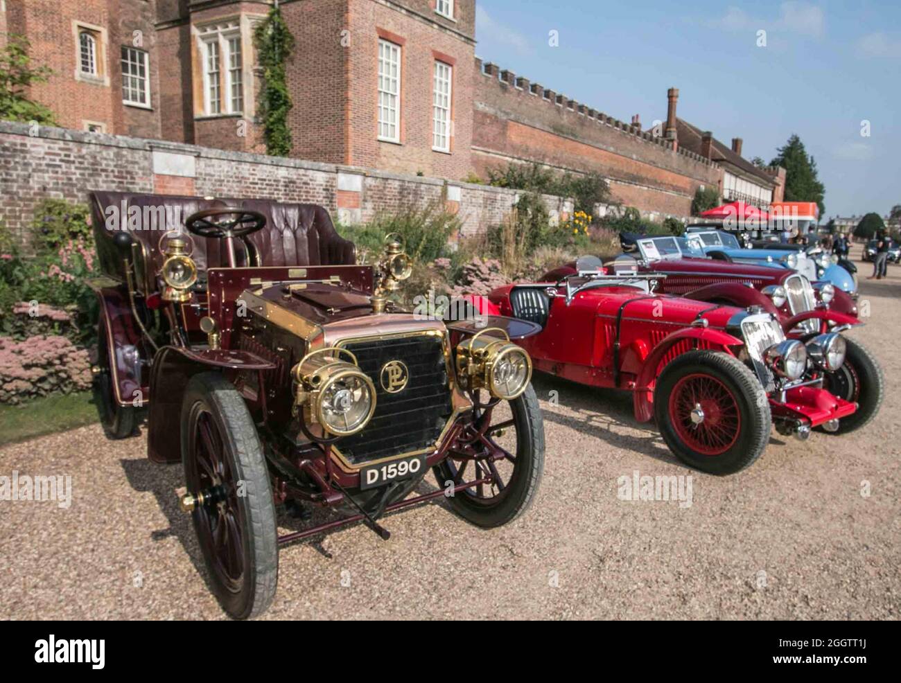 Hampton Court ,UK 3 Settembre -2021 i Concours of Elegance all'Hampton Court Palace riuniscono una selezione di 60 delle auto più raziate di tutto il mondo – molte delle quali non saranno mai state viste nel Regno Unito prima. A complemento dei Concours of Elegance saranno presenti centinaia di altri motori di alta qualità Auto, inclusi i partecipanti al Trofeo Club. Paul Quezada-Neiman/Alamy Live News Foto Stock