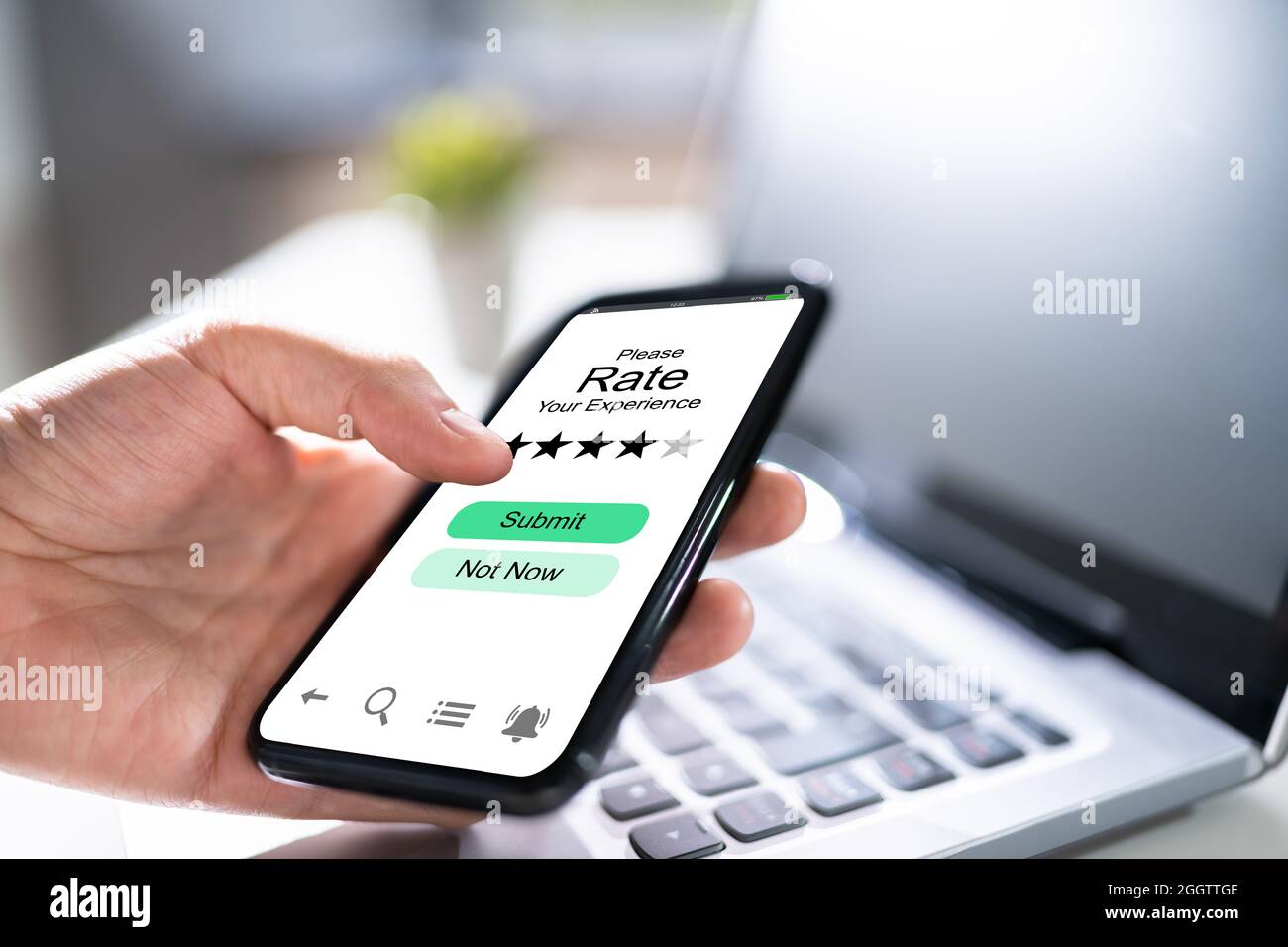 Questionario di valutazione sondaggio online per adulti al telefono Foto Stock