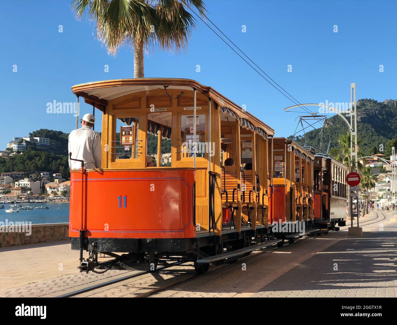 Port de Soller, Maiorca, Spagna. Agosto 25, 2018. Il vecchio tram elettrico che corre tra Soller e il centro di Port de Soller Foto Stock