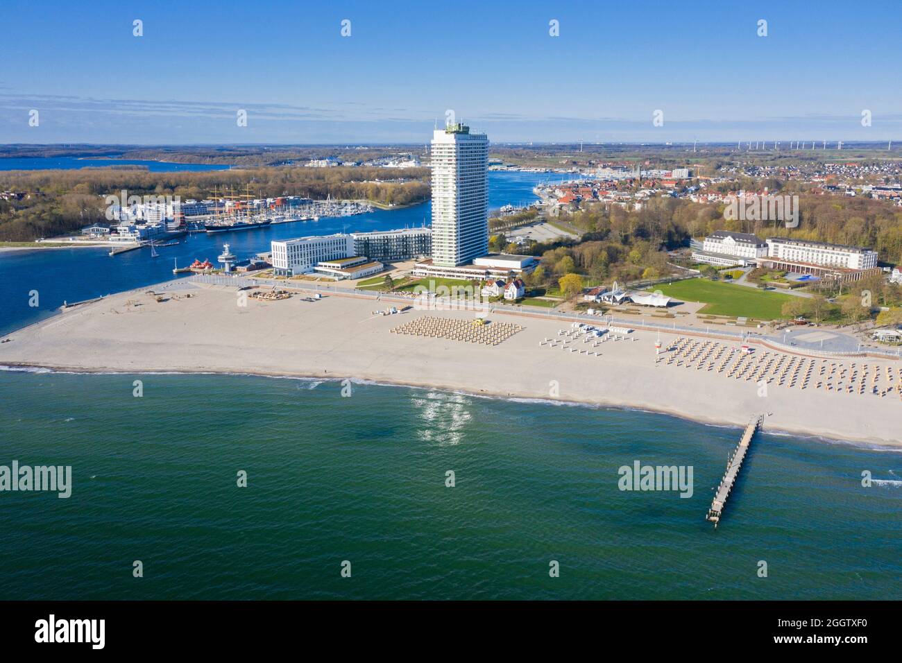 Vista aerea sulla spiaggia, il Maritim Hotel e il fiume Trave presso la località balneare di Travemünde, Hanseatic City di Lübeck, Schleswig-Holstein, Germania Foto Stock
