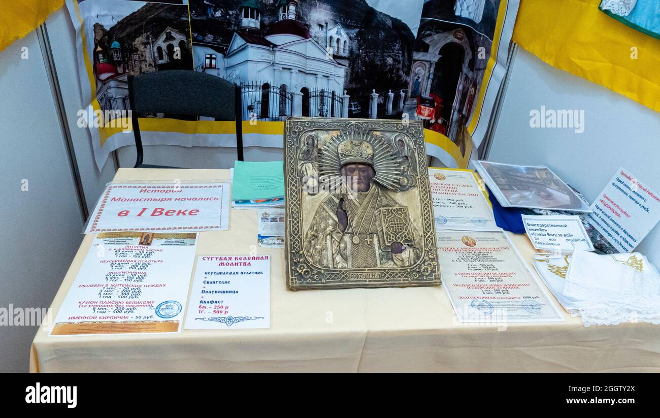 Servizi icona e chiesa con prezzi venduti allo stand della Fiera Ortodossa come parte del Festival Ortos Ortodosso, Mosca, Russia Foto Stock