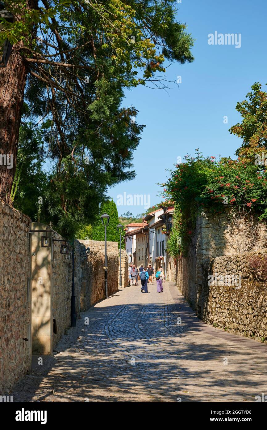 Strada acciottolata a Santillana del Mar, Cantabria, Spagna, Europa Foto Stock