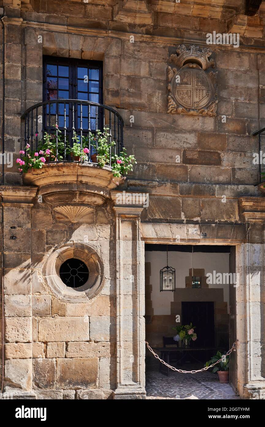 Dettaglio facciata e stemma di 'Casa de los Villa', Santillana del Mar, Cantabria, Spagna, Europa Foto Stock