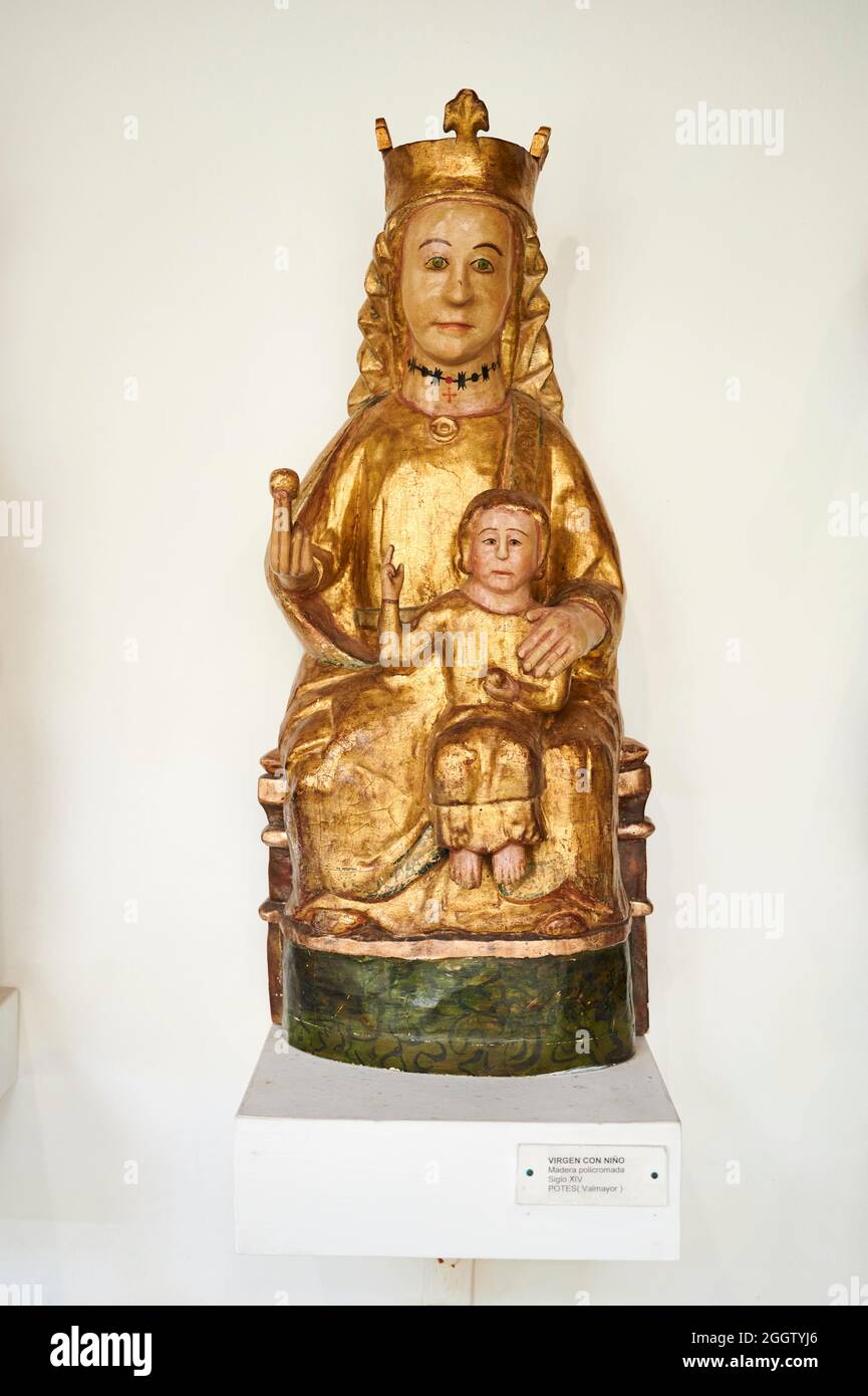 Vergine con bambino scolpita in legno policromo, primo museo diocesano costruito in Spagna, Museo Diocesano Regina Coeli, Santillana del Mar, Cantabria, Spagna Foto Stock