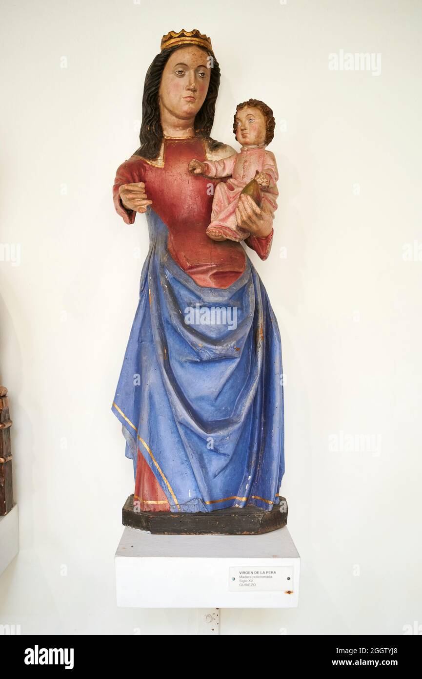 Vergine con bambino scolpita in legno policromo, primo museo diocesano costruito in Spagna, Museo Diocesano Regina Coeli, Santillana del Mar, Cantabria, Spagna Foto Stock