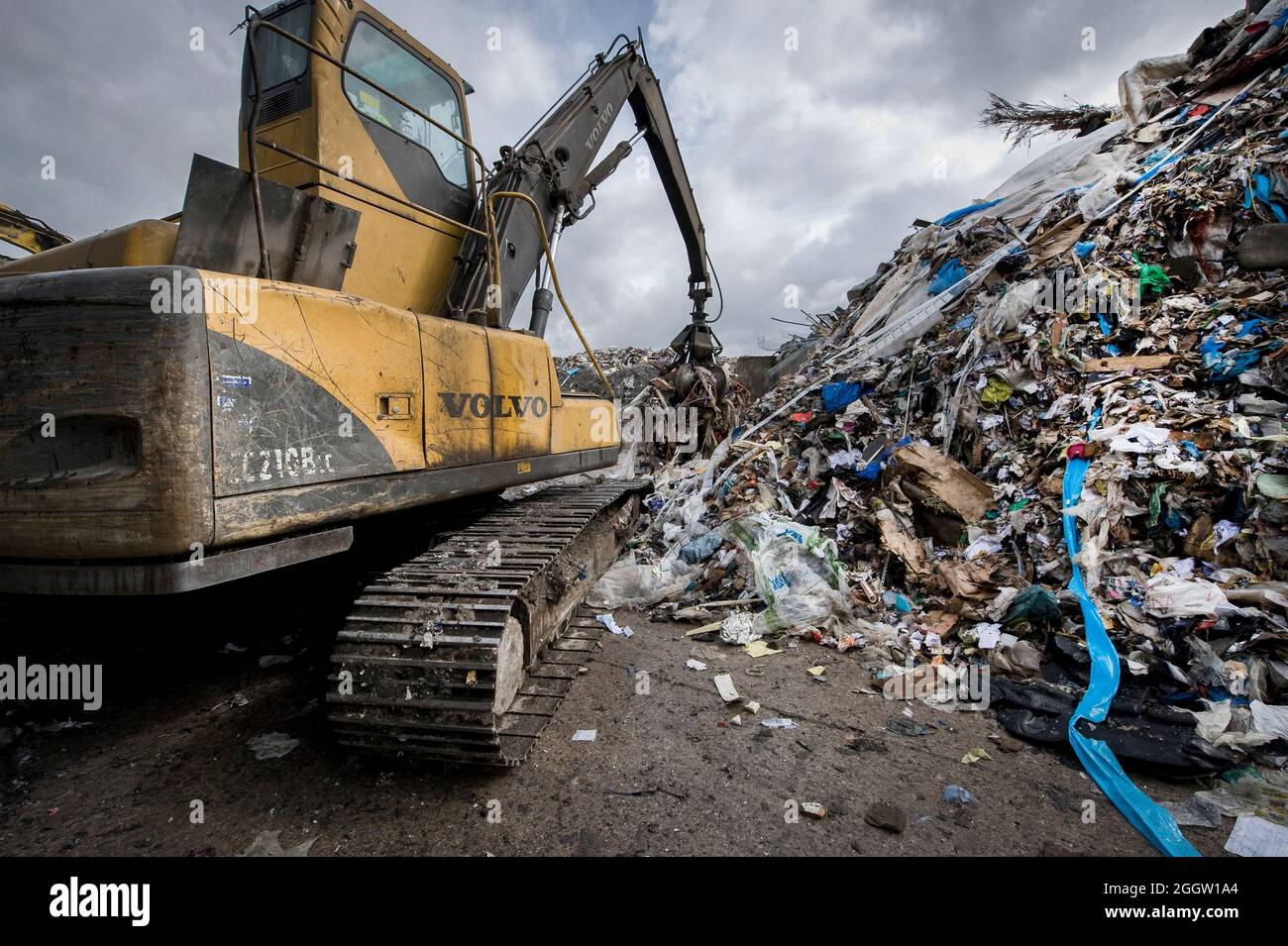 Escavatore cingolato Volvo che lavora presso uno stabilimento di riciclaggio dei materiali nel Regno Unito. Foto Stock