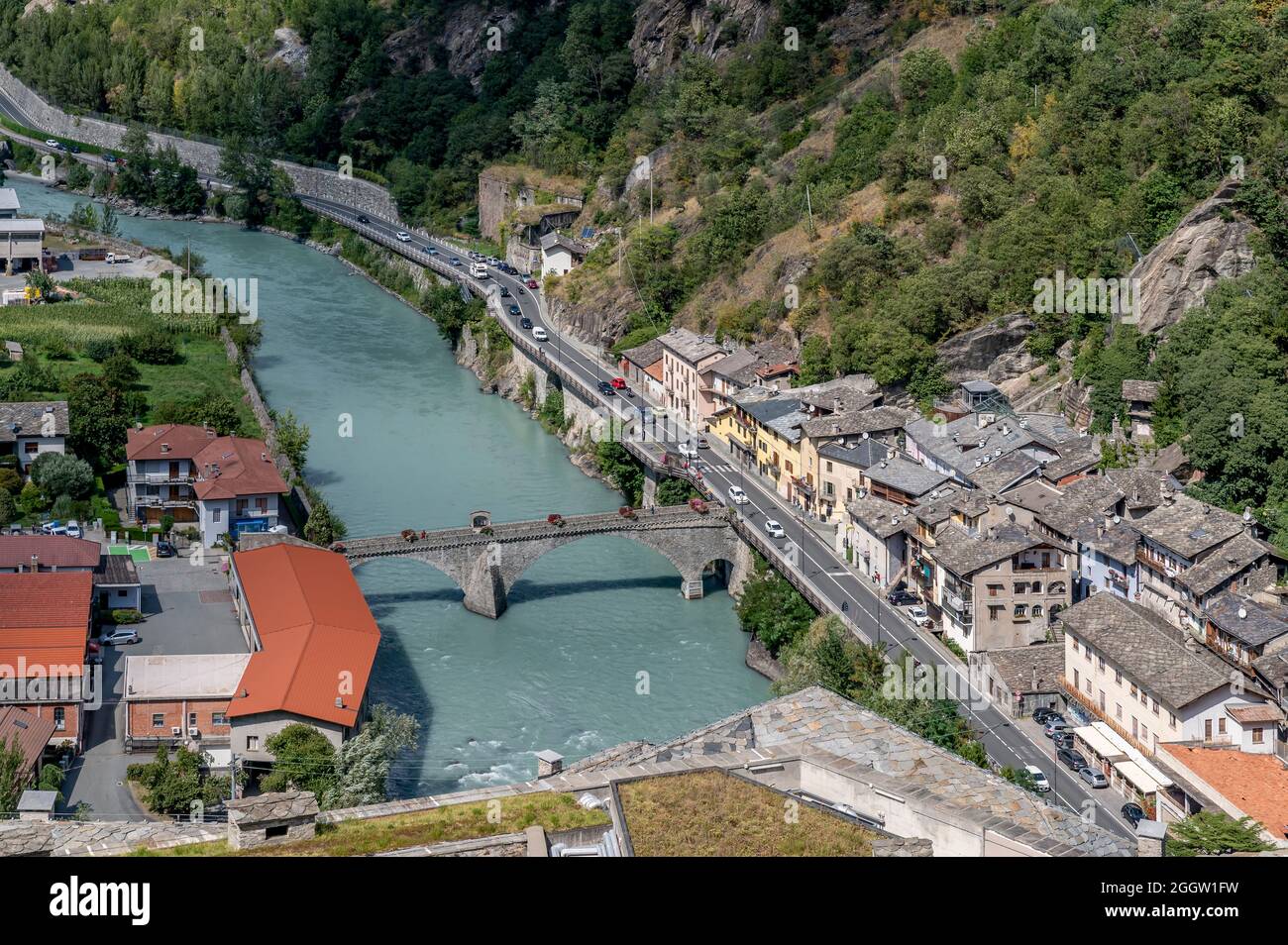 Veduta aerea di Bard e Hone divisa dal fiume Dora Baltea, Valle d'Aosta, Italia Foto Stock