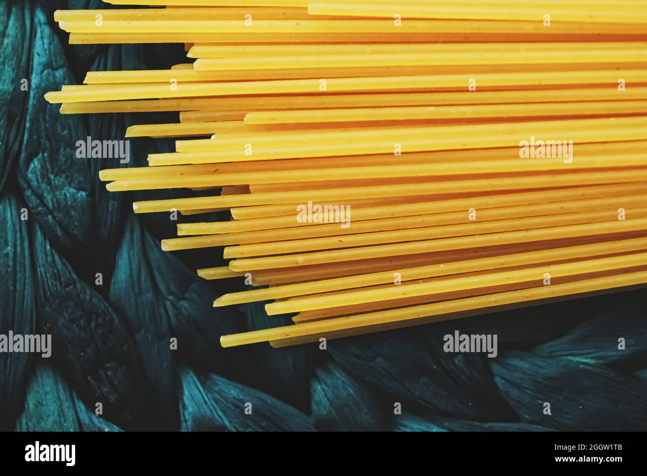 Spaghetti crudi di grano integrale, pasta alimentare biologica Foto Stock