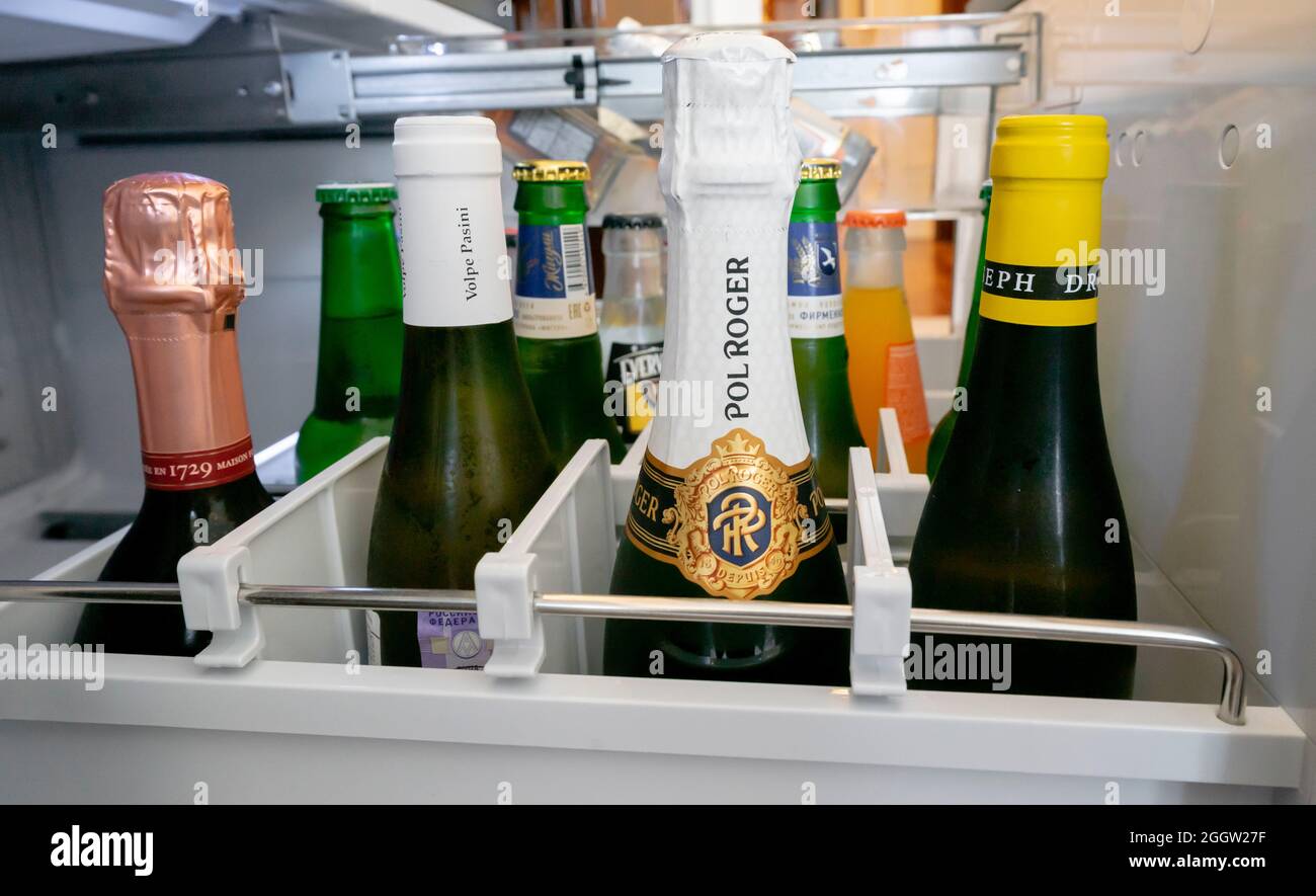 Bottiglie di champagne, tra cui Pol Roger e Volpe Pasini nel minibar della camera dell'hotel Foto Stock