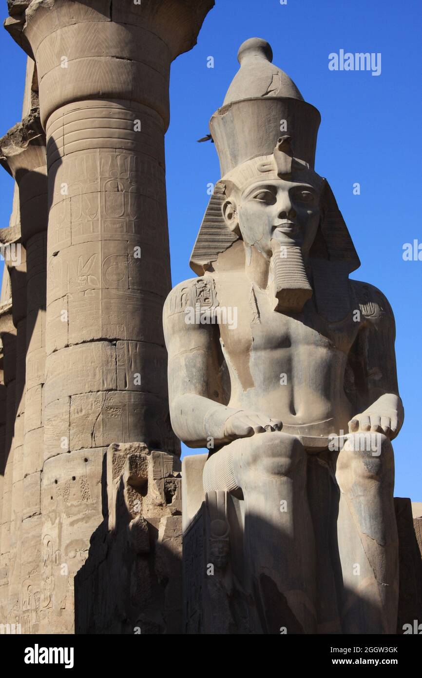 Seduta grande statua egizia nel Tempio di Karnak Luxor Egitto Foto Stock
