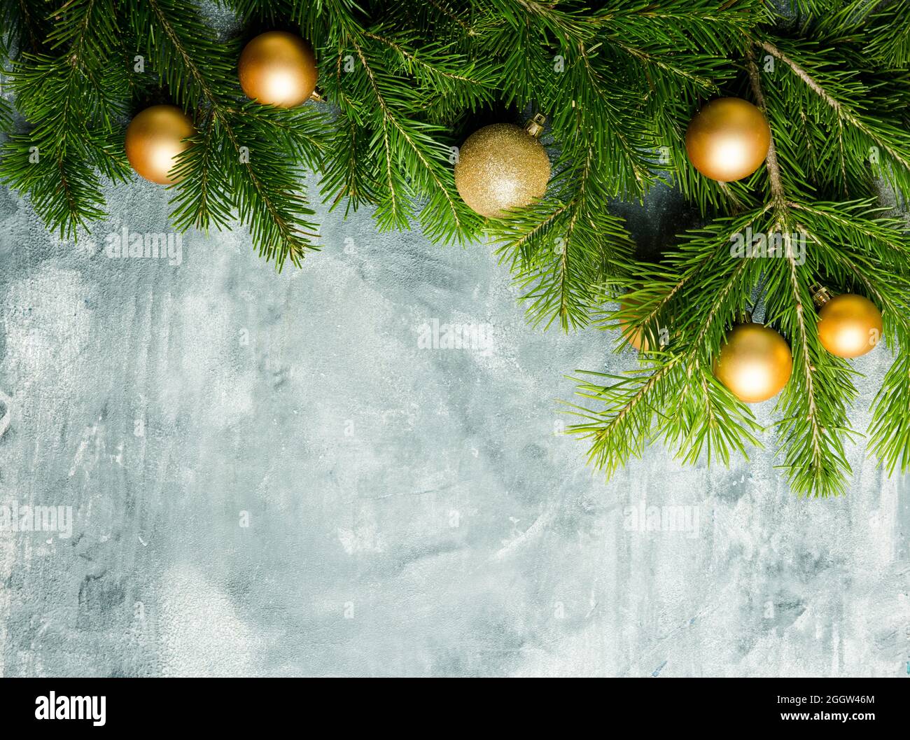 Sfondo natalizio con rami di pino sullo sfondo rustico. Messa a fuoco  selettiva. Profondità di campo poco profonda Foto stock - Alamy