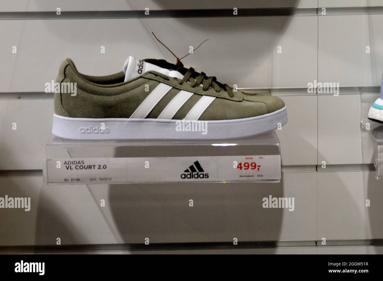 Copenhagen, Denmark.,03 Settembre 2021/esposizione di calzature sportive  Deutsche Adidas in vendita nel negozio di articoli sportivi della capitale  danese. (Foto..Francis Joseph Foto stock - Alamy