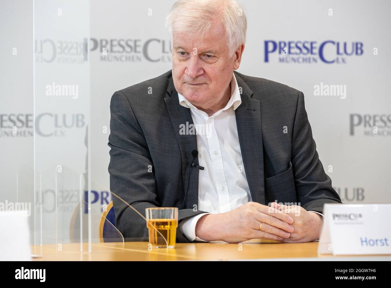 Der deutsche Innenminister Horst Seehofer (CSU) stellt sich am 3.9.2021 in München den Fragen der journalist*innen. * il ministro tedesco dell'interiour Horst Lorenz Seehofer (CSU) risponde alle domande del giornalista il 3 settembre 2021 a Monaco di Baviera, Germania. (Foto di Alexander Pohl/Sipa USA) Foto Stock