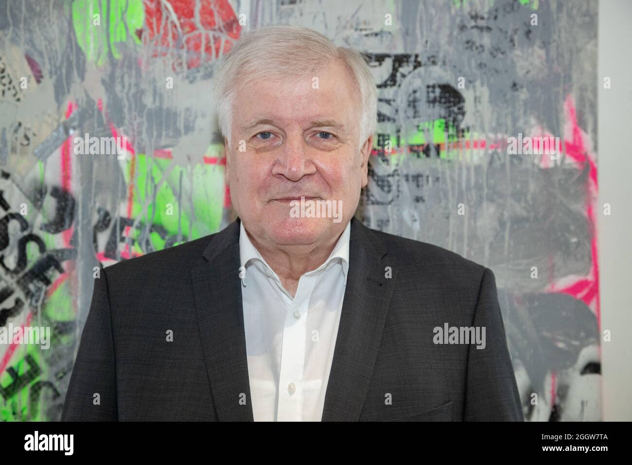 Der deutsche Innenminister Horst Seehofer ( CSU ) stellt sich am 3.9.2021 in München zum Ritratto. * Ritratto del ministro tedesco dell'interiour Horst Lorenz Seehofer (CSU) il 3 settembre 2021 a Monaco di Baviera, Germania. (Foto di Alexander Pohl/Sipa USA) Credit: Sipa USA/Alamy Live News Foto Stock
