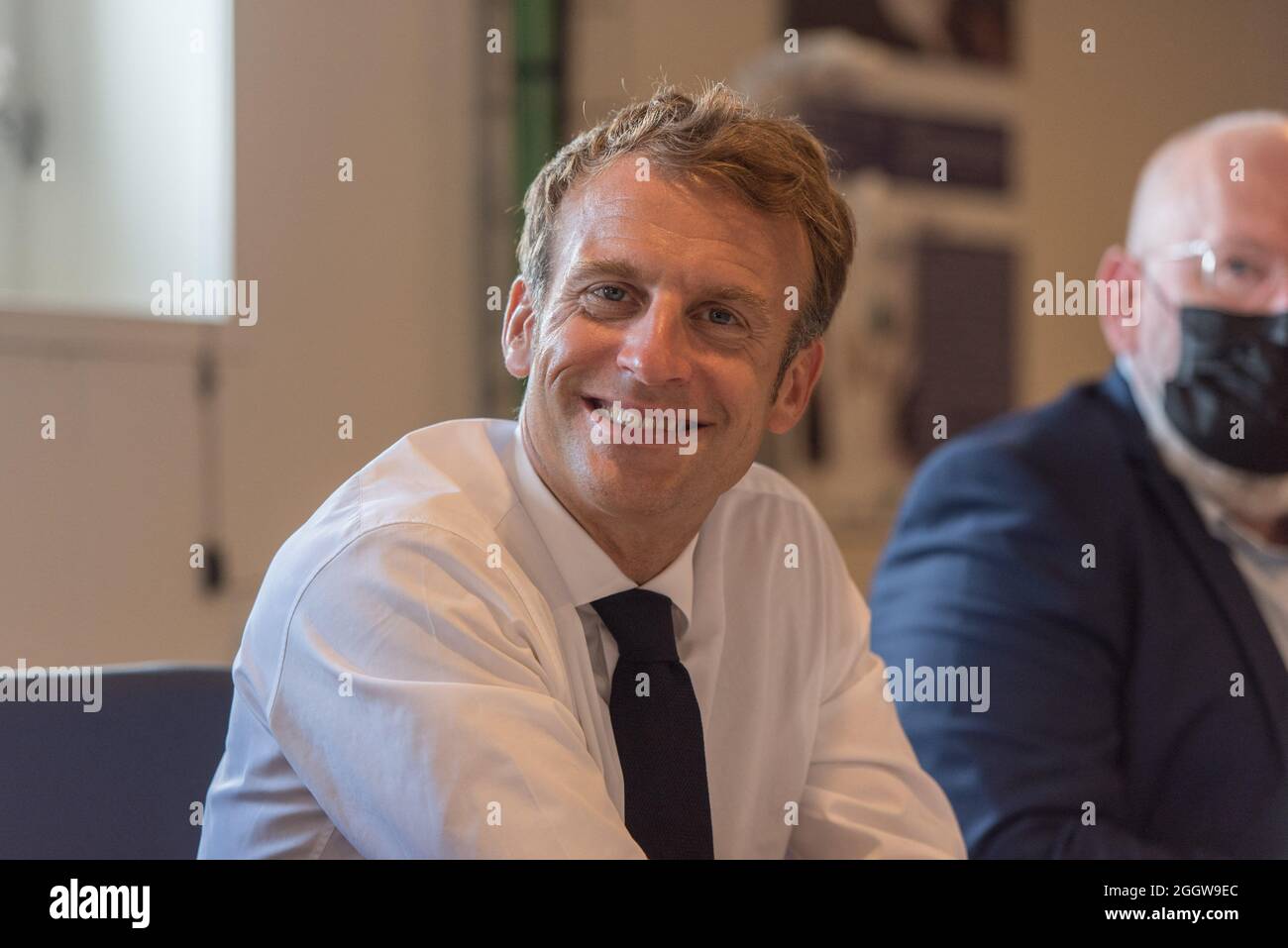 Il presidente francese Emmanuel Macron, a bordo della nave Albert Merlin, visita il Parco Nazionale delle Calanques, una riserva marina conosciuta per le sue acque azzurre sovrastate da alte scogliere bianche, nei pressi di Marsiglia, Francia meridionale, venerdì 3 settembre 2021. Si prevede che Macron spingerà il mondo a proteggere meglio la biodiversità come chiave per combattere il cambiamento climatico e sostenere il benessere umano in occasione di un vertice globale che si terrà venerdì nel sud della Francia. Foto di Florian Escoffier/ABACAPRESS.COM Foto Stock