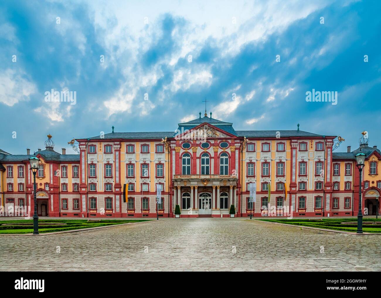 Grande vista del Palazzo Bruchsal all'alba dal cour d'honneur, guardando verso nord-ovest. Chiamato anche Damiansburg, il complesso barocco del palazzo è... Foto Stock