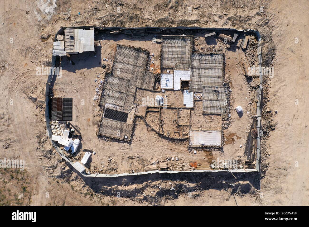 Nuova casa suburbana in fase di fondazione, immagine aerea. Foto Stock