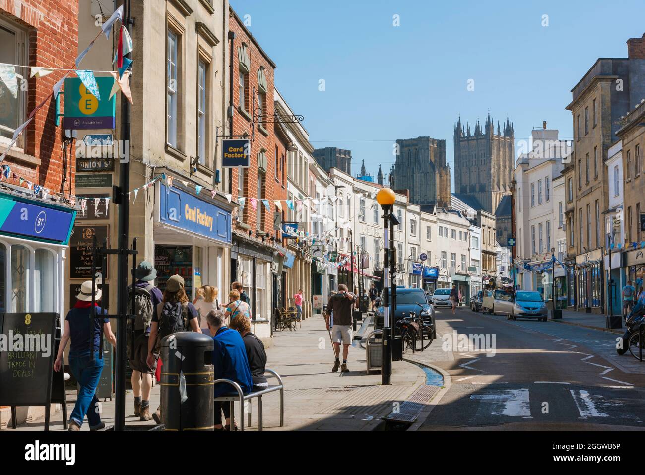 Wells UK, vista in estate della High Street che conduce alla storica cattedrale nel centro di Wells, Somerset, Inghilterra, Regno Unito Foto Stock