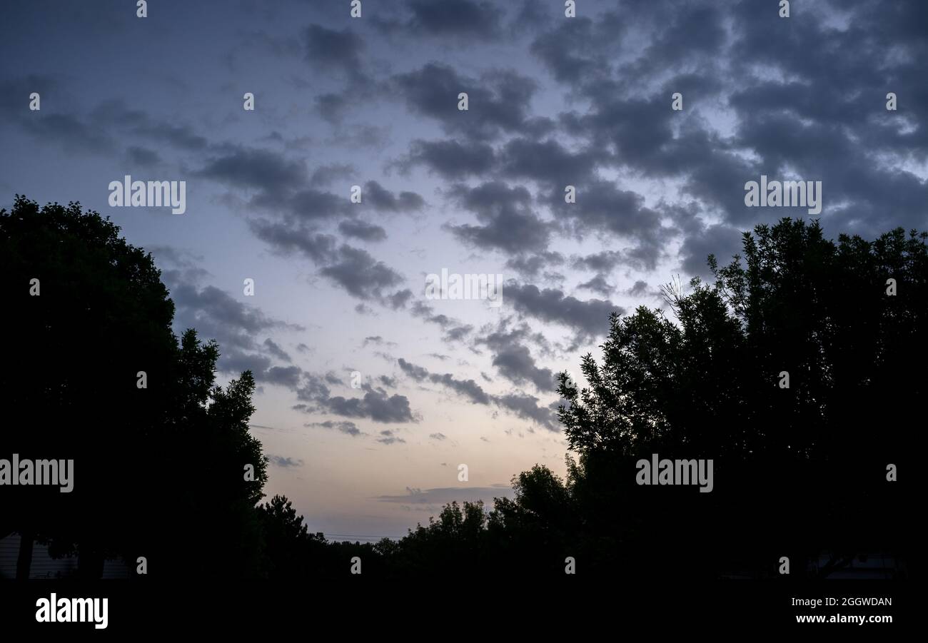 Sunrise pierces le nuvole nel suburbano St. Louis, Missouri USA Sabato, Agosto 28, 2021. Foto © copyright 2021 Sid Hastings. Foto Stock