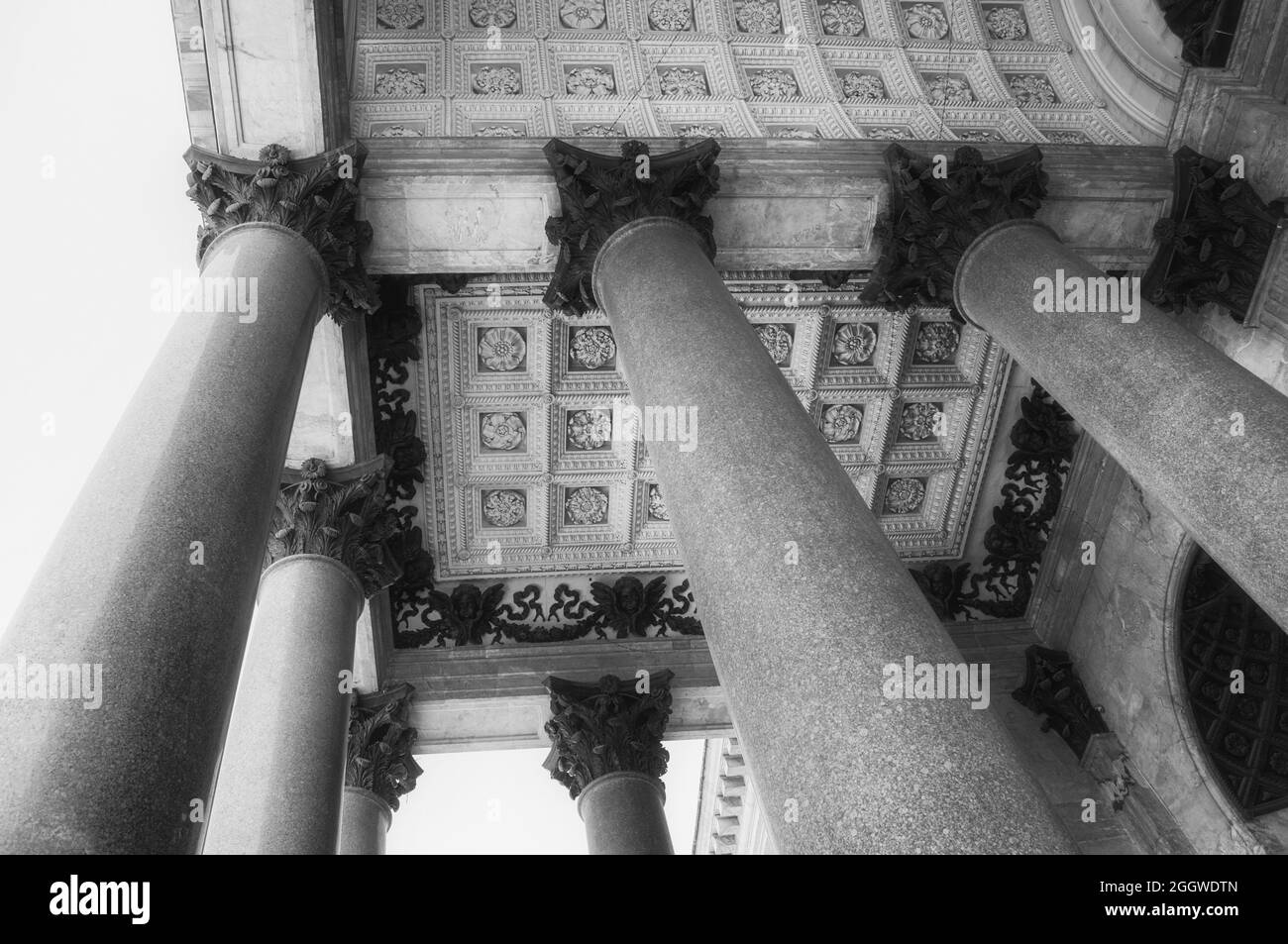 Colonnato della Cattedrale di Sant'Isacco a San Pietroburgo, Russia. Sfondo dell'architettura con colonne, elaborazione in bianco e nero Foto Stock