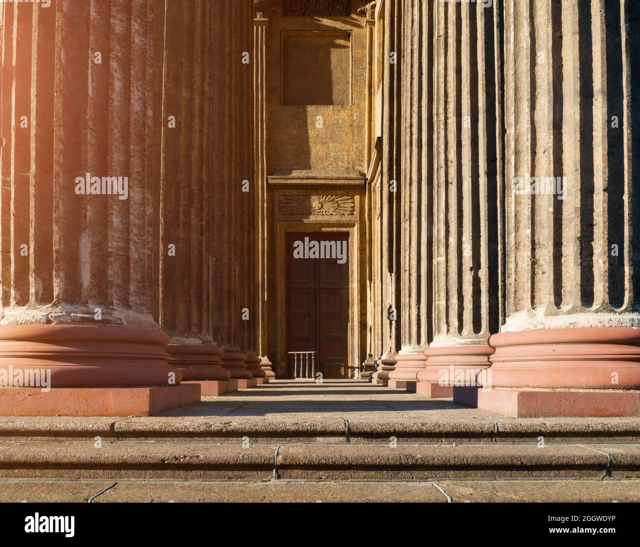 Architettura sfondo con colonne del colonnato della Cattedrale di Kazan a San Pietroburgo, Russia. Architettura paesaggio in toni retrò Foto Stock