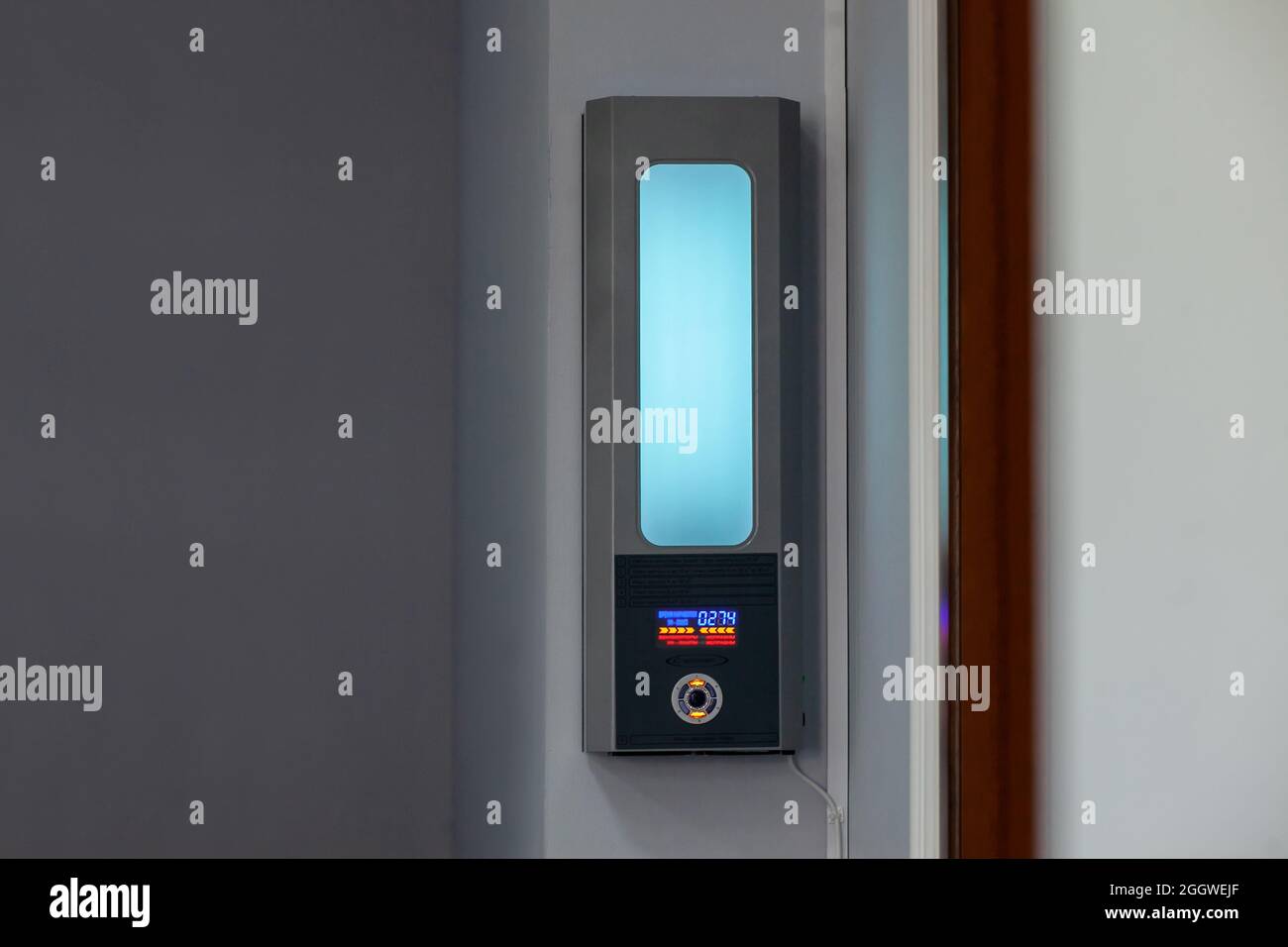 Lampada a raggi ultravioletti personalizzabile per luoghi pubblici appesi alla parete. Foto Stock