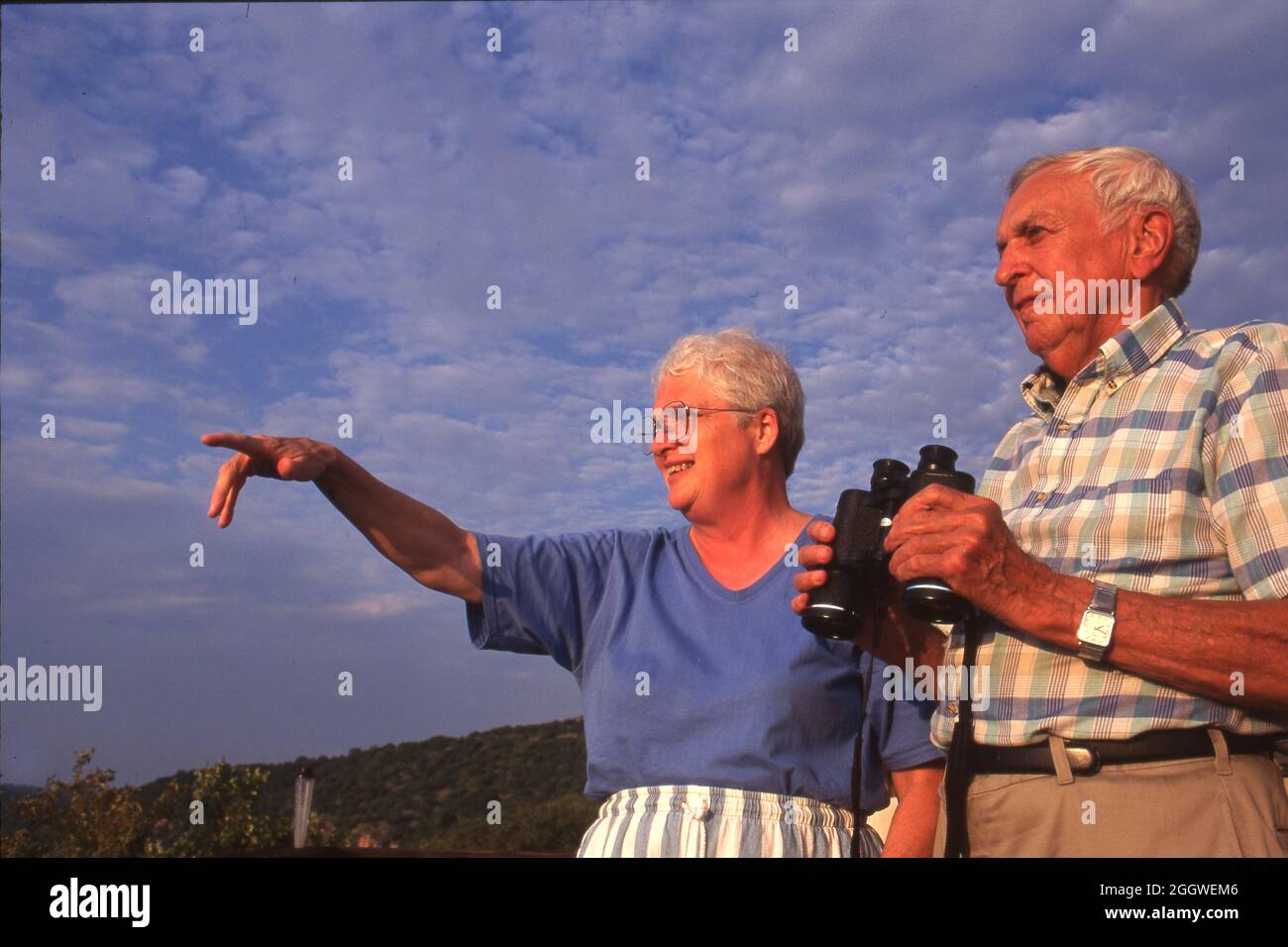 Burnet Texas USA, 1995: Coppia in pensione guarda gli uccelli dal loro patio sul lago. ©Bob Daemmrich Foto Stock