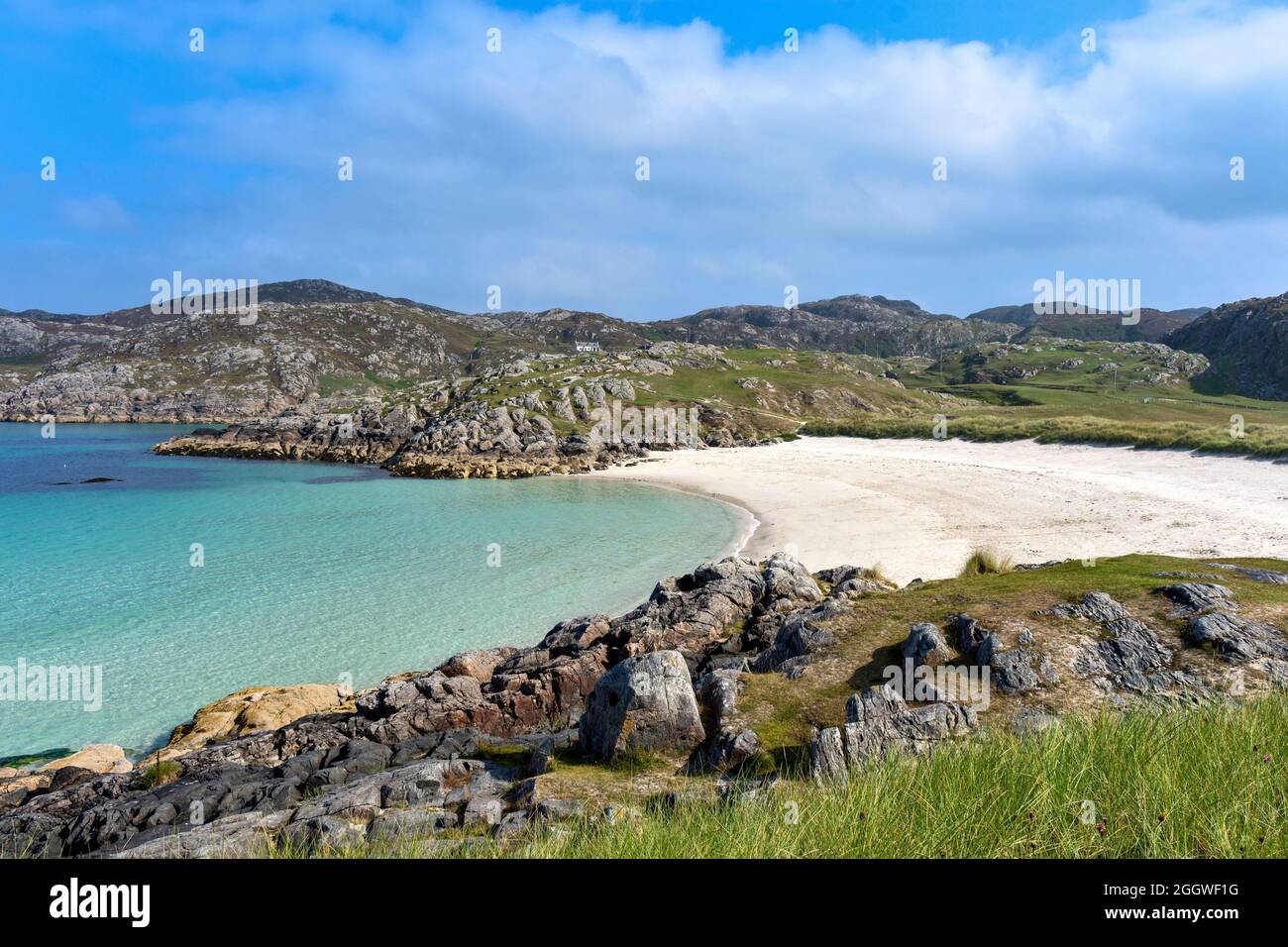 ACHMELVICH SUTHERLAND SCOZIA IN ESTATE SABBIA BIANCA E UN MARE BLU CHIARO Foto Stock