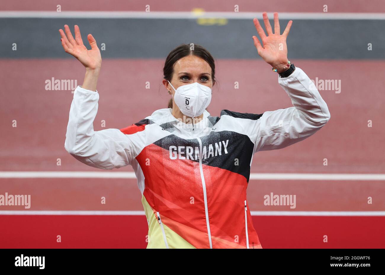 Tokio, Giappone. 03 Settembre 2021. Paralimpiadi: Atletica, 100 metri T64 - protesi, finale femminile, allo Stadio Olimpico. Irmgard Bensusan dalla Germania Waves alla cerimonia di premiazione. È arrivata seconda. Credit: Karl-Josef Hildenbrand/dpa/Alamy Live News Foto Stock