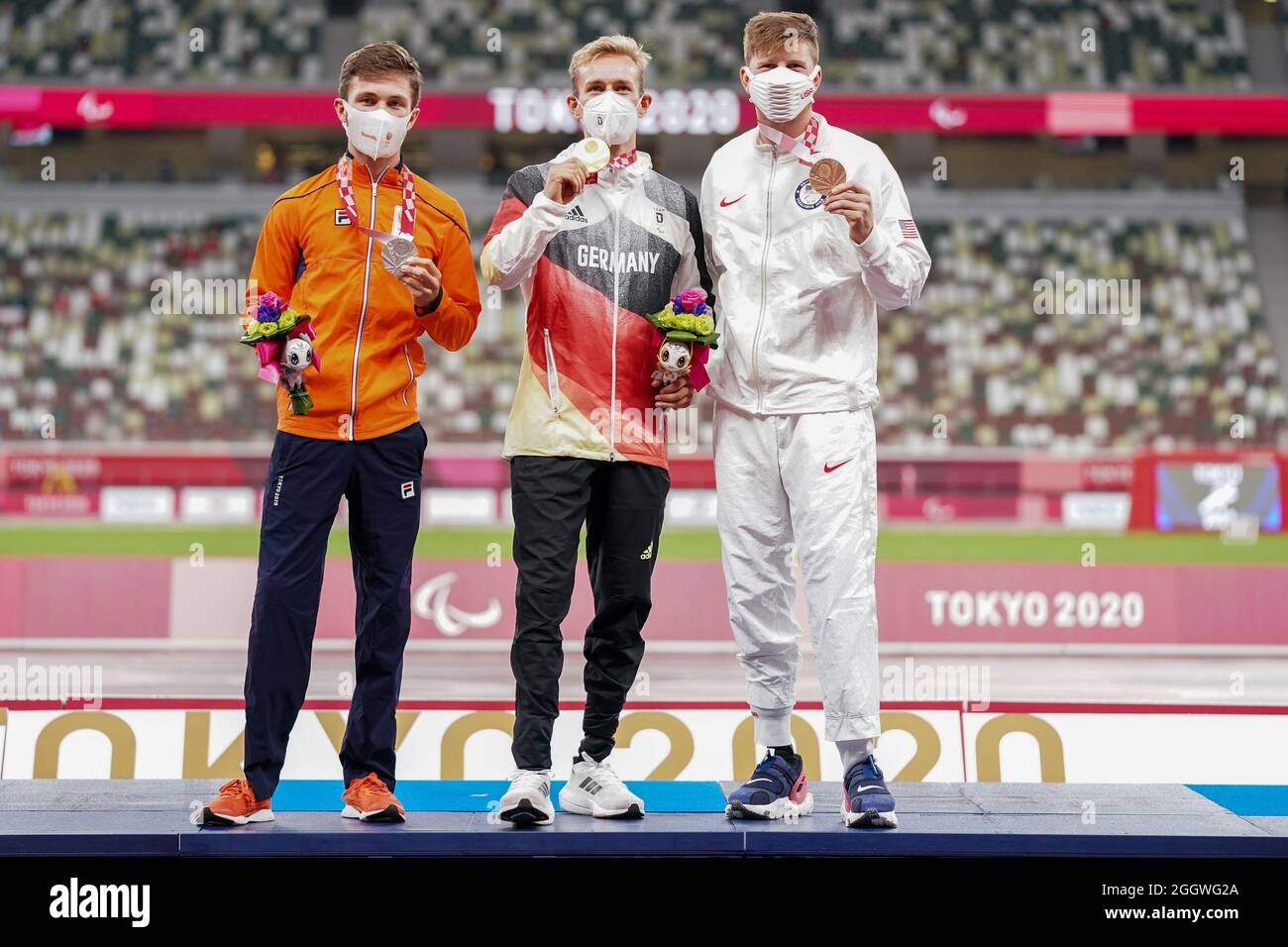 TOKYO, GIAPPONE - 3 SETTEMBRE: Olivier Hendriks dei Paesi Bassi, Johannes Floors of Germany, Hunter Woodhall of USA durante la cerimonia di medaglia degli uomini 400m - T62 durante i Giochi Paralimpici di Tokyo 2020 allo Stadio Olimpico il 3 settembre 2021 a Tokyo, Giappone (Foto di Helene Wiesenhaan/Orange Pictures) NOCNSF Atletiekunie Credit: Orange Pics BV/Alamy Live News Foto Stock