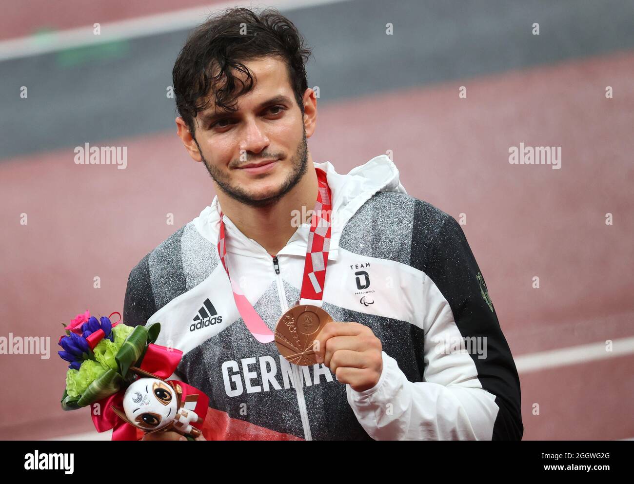 Tokio, Giappone. 03 Settembre 2021. Paralimpiadi: Atletica, uomini 200 metri, T61, finale, allo Stadio Olimpico. Ali Lacin, tedesco, tiene in mano la sua medaglia di bronzo alla cerimonia di premiazione. Credit: Karl-Josef Hildenbrand/dpa/Alamy Live News Foto Stock