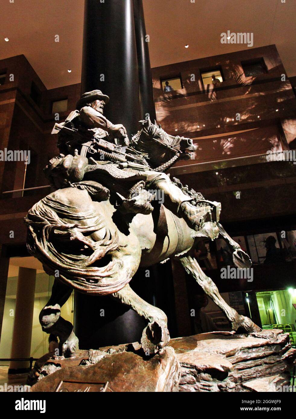 La statua del De Oppresso Liber dello scultore Douwe Blumberg si trova presso il Winter Garden Hall in due World Financial Center vicino a Ground Zero, 11 novembre 2011, durante la cerimonia di dedicazione e di inaugurazione. Membri della Task Force Dagger; un team di operazioni speciali composto da Green Berets del 5th Special Forces Group (Airborne), membri dell'equipaggio del 160th Special Operations Aviation Regiment (Airborne), e controllori di combattimento del comando Special Operations dell'Air Force hanno aderito alla cerimonia. Foto Stock