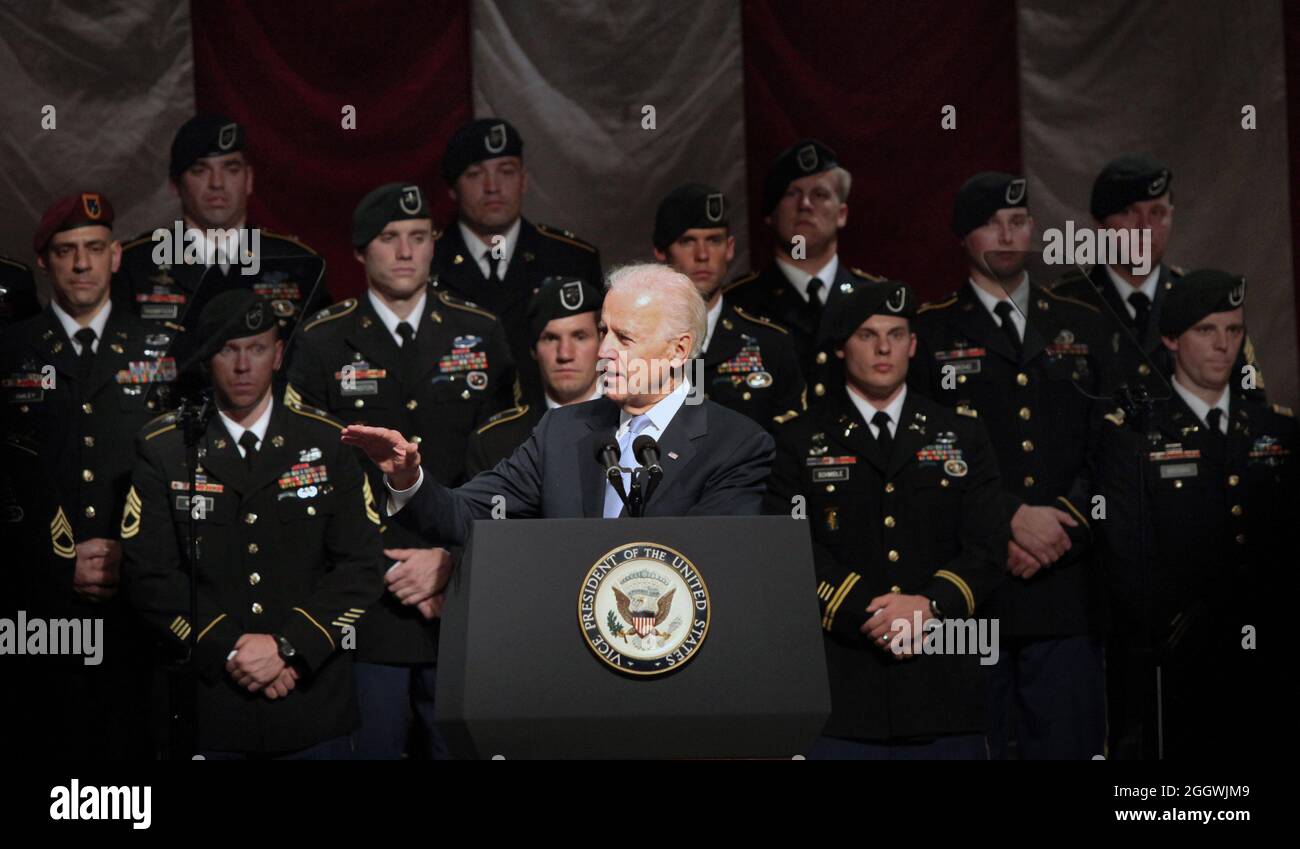 Il Vice Presidente Joseph Biden si rivolge al pubblico durante la cerimonia di dedicazione e di inaugurazione della statua del De Oppresso Liber presso il Winter Garden Hall in Two World Financial Center vicino a Ground Zero, novembre 11. Membri della Task Force Dagger; un team di operazioni speciali composto da Green Berets del 5th Special Forces Group (Airborne), membri dell'equipaggio del 160th Special Operations Aviation Regiment (Airborne), e controllori di combattimento del comando Special Operations dell'Air Force; si unì al Vice President per svelare la statua. Foto Stock