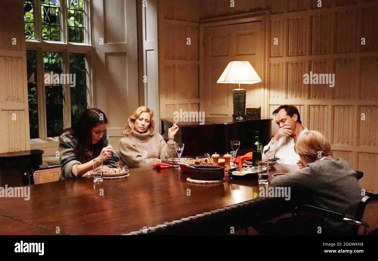 IL NEST 2020 produzione DI FILM IFC con da sinistra: Oona Roche, Carrie Coon, Jude Law, Charlie Shotwell Foto Stock