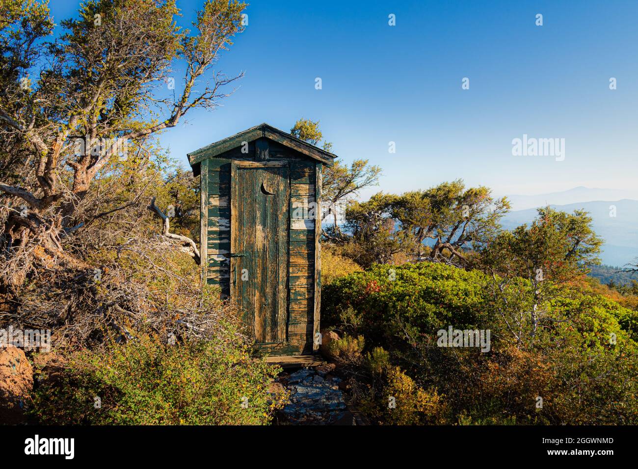 Questa immagine cattura un vecchio outhouse in cima Fredonyer Peak nella contea di Lassen, California, Stati Uniti d'America. La vetta, a 8949 metri sopra il livello del mare, ospita una stat unita Foto Stock