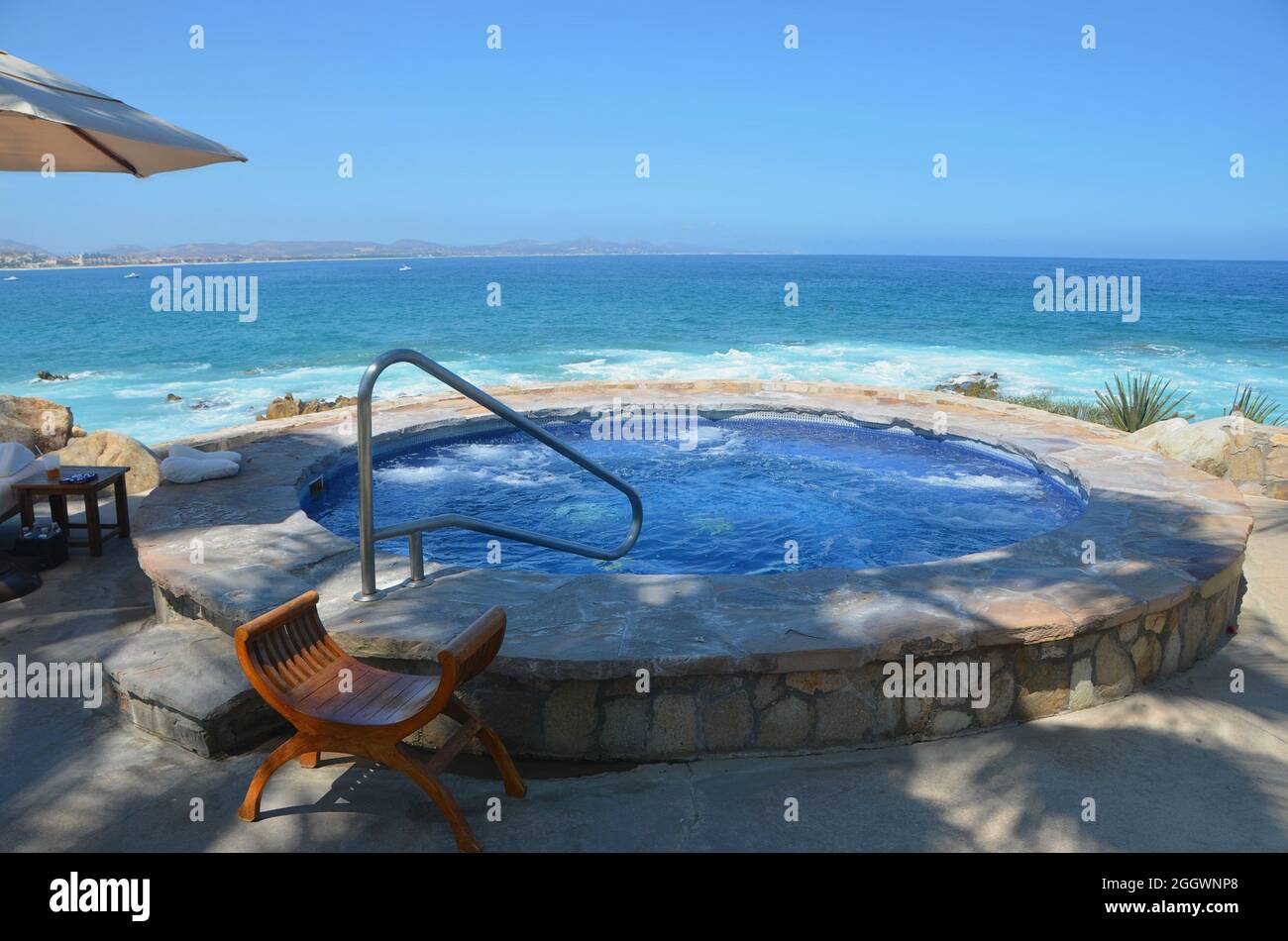 Paesaggio tropicale a bordo piscina che si affaccia sul Mar de Cortés presso il resort di lusso One&Only Palmilla a San José del Cabo, Baja California sur Mexico. Foto Stock