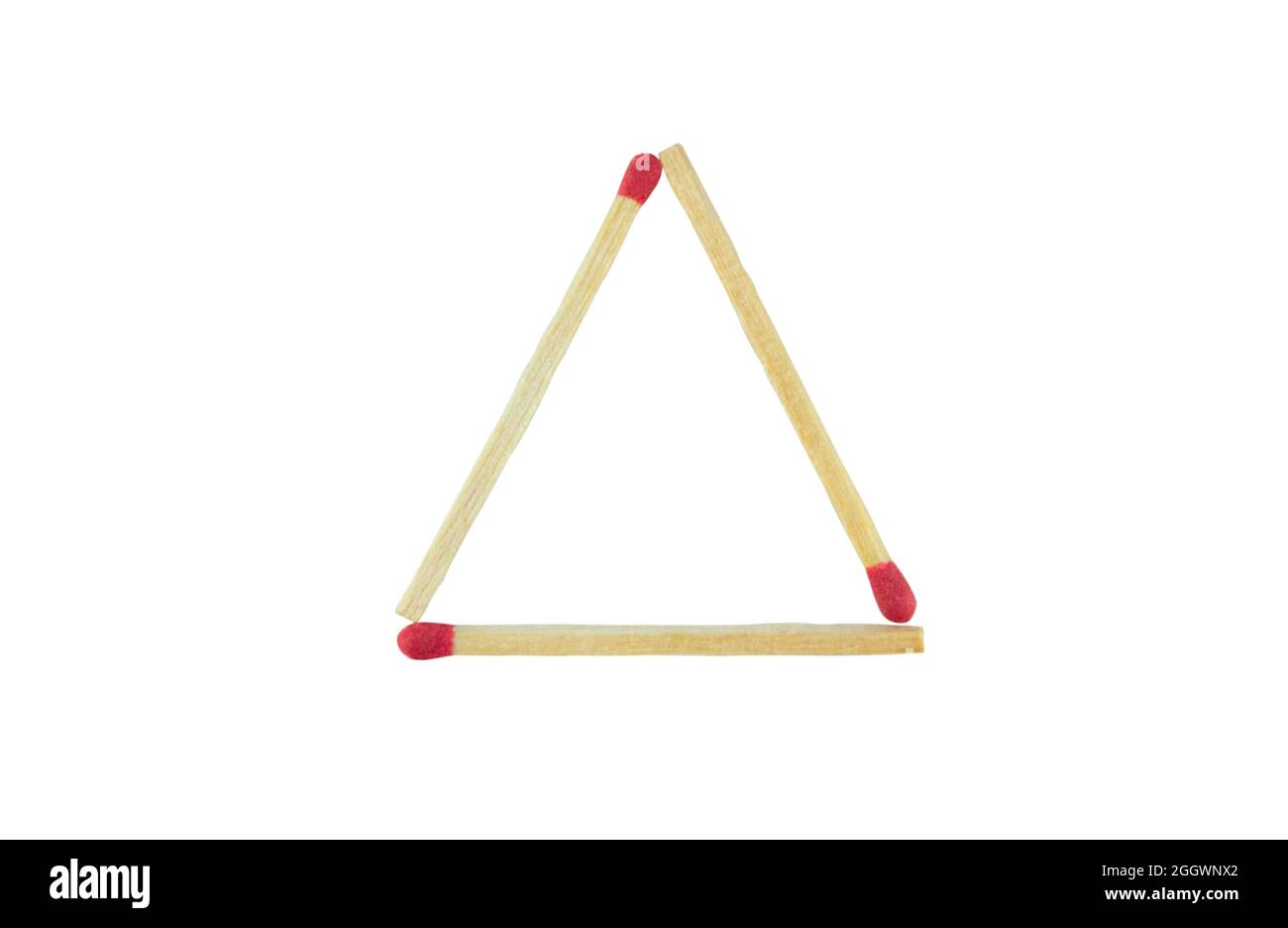 Primo piano forma triangolare di fiammiferi rossi isolato su sfondo bianco,  vista dall'alto. Mockup. Composizione della disposizione piatta Foto stock  - Alamy