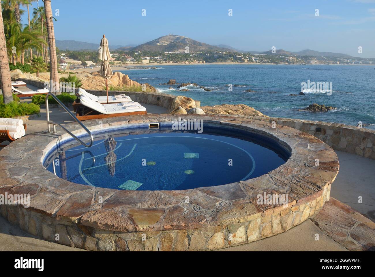 Paesaggio tropicale a bordo piscina che si affaccia sul Mar de Cortés presso il resort di lusso One&Only Palmilla a San José del Cabo, Baja California sur Mexico. Foto Stock