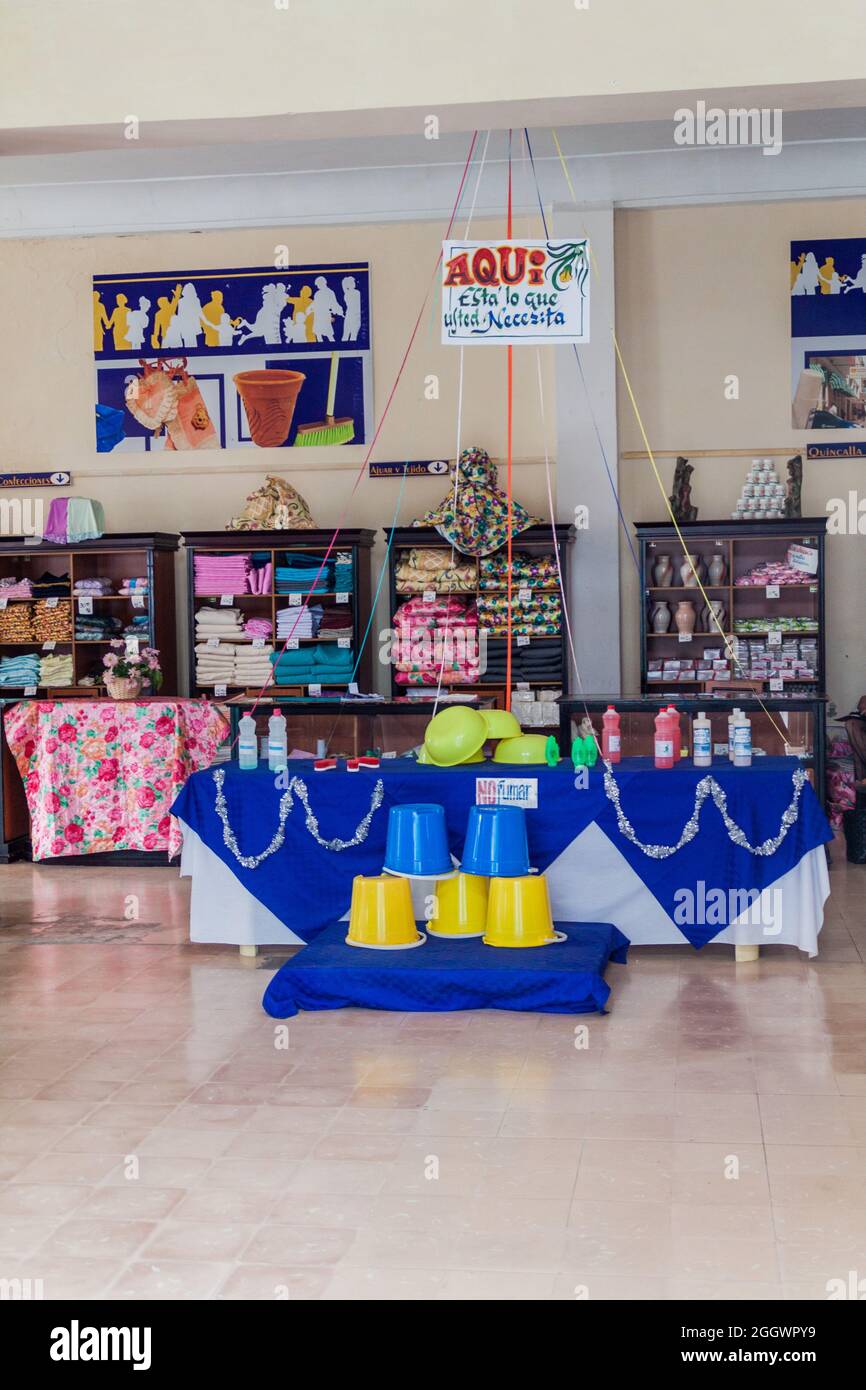 CIENFUEGOS, CUBA - 10 FEBBRAIO 2016: Interno di un negozio di utensili per la casa a Cienfuegos, Cuba Foto Stock