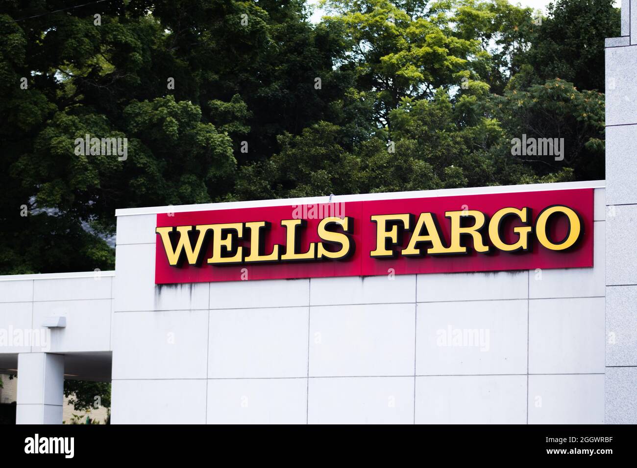 MOUNT AIRY, STATI UNITI - 10 luglio 2021: Il cartello Wells Fargo sulla Bank in Mount Airy, North Carolina Foto Stock