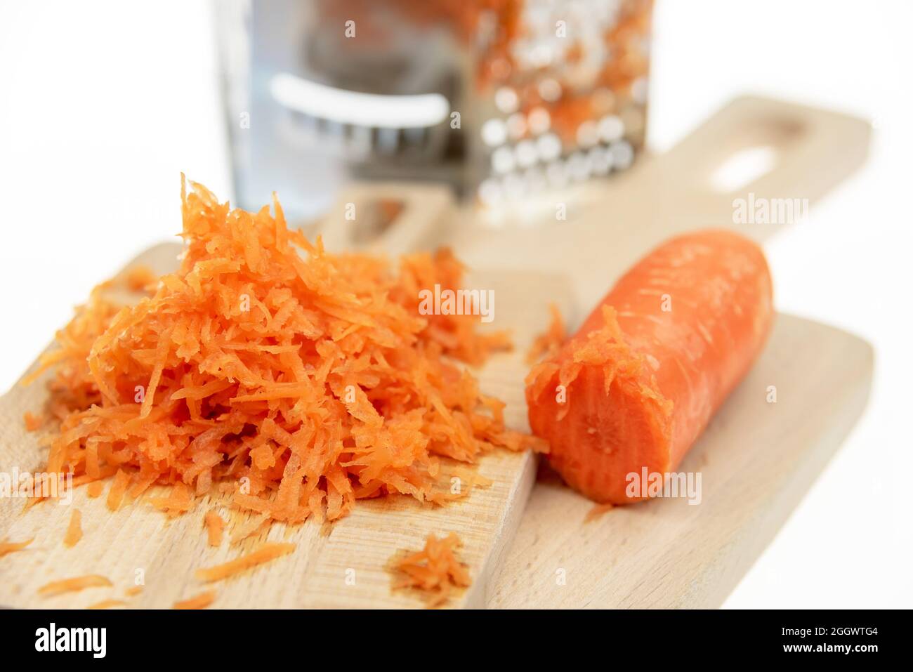 Grattugia in acciaio inox e carota fresca su fondo bianco Foto stock - Alamy
